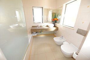 Combined shower/bathtub, hair dryer, bidet, towels - Beach villa with sea view roof terrace for the whole family (Alvor)