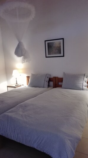 2 habitaciones, tabla de planchar con plancha y cuna de viaje 