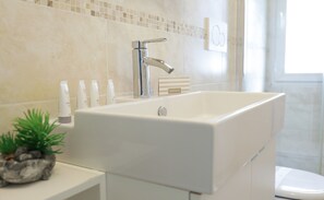 Apartment, 2 Schlafzimmer, Stadtblick | Badezimmer | Dusche, Regendusche, kostenlose Toilettenartikel, Haartrockner
