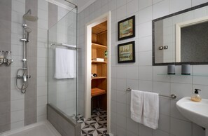 Sèche-cheveux, serviettes fournies, papier toilette