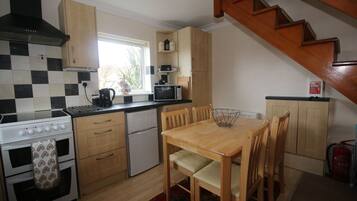 Een koelkast, een magnetron, een oven, een kookplaat