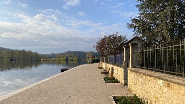 A waterfront promenade with a stone wall and metal railing, benches, and a clear view of the water. - Riverside House with pool, 4 bedrooms, 3 bathrooms, spacious with all ammenities (Mauzac-Et-Grand-Castang)