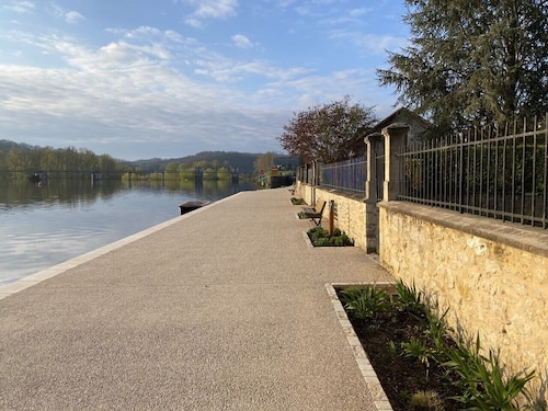 Riverside House with pool, 4 bedrooms, 3 bathrooms, spacious with all ammenities