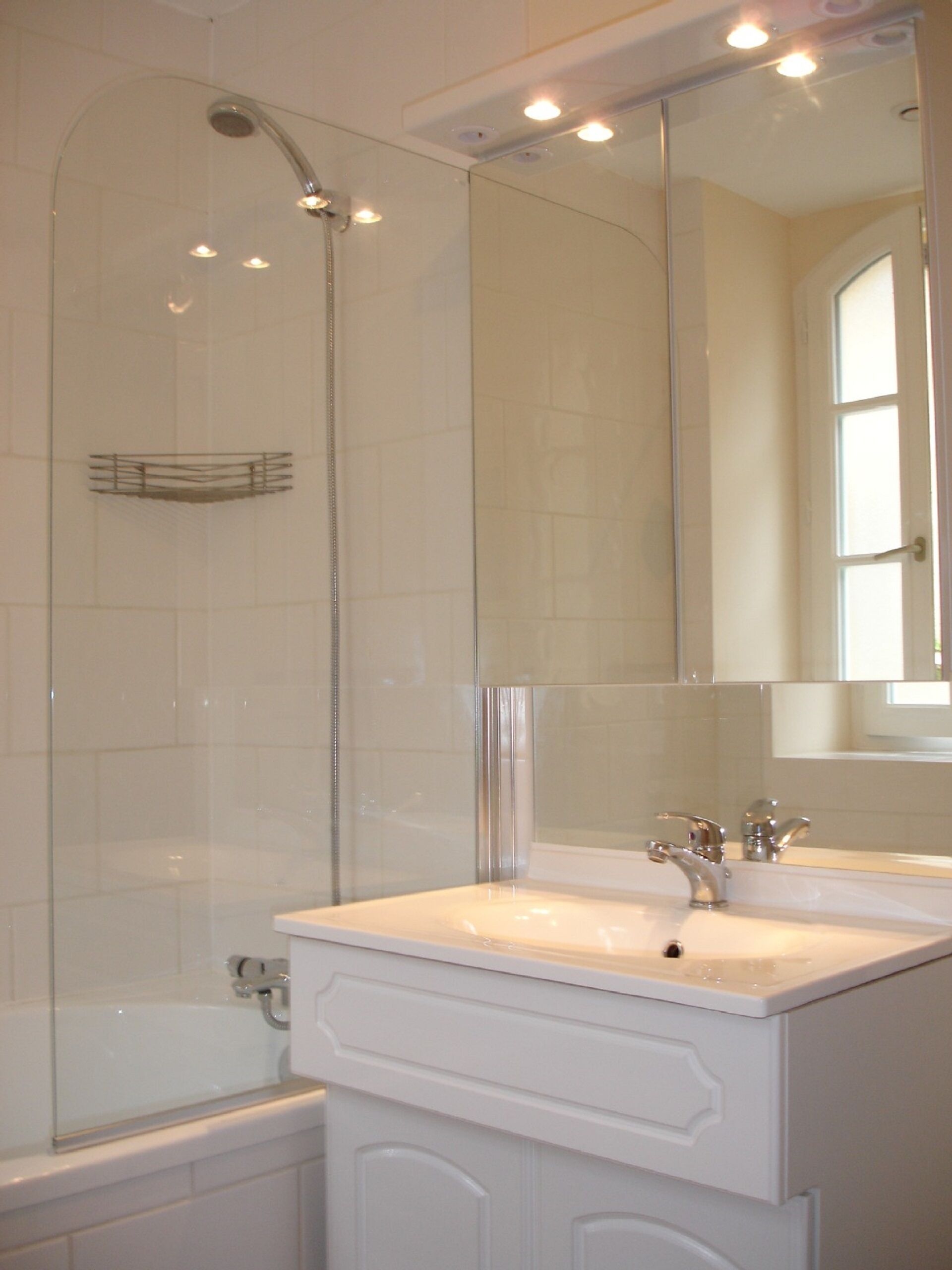 Ensemble douche/baignoire, sèche-cheveux, serviettes fournies, savon