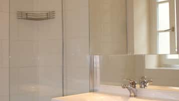 Ensemble douche/baignoire, sĂšche-cheveux, serviettes fournies, savon