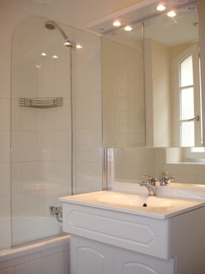 Combined shower/bathtub, hair dryer, towels, soap - Riverside House with pool, 4 bedrooms, 3 bathrooms, spacious with all ammenities (Mauzac-Et-Grand-Castang)