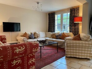 Smart TV, DVD player, books, stereo