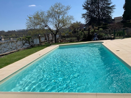 Riverside House avec piscine, 4 chambres, 3 salles de bains, spacieuses avec toutes les commodités