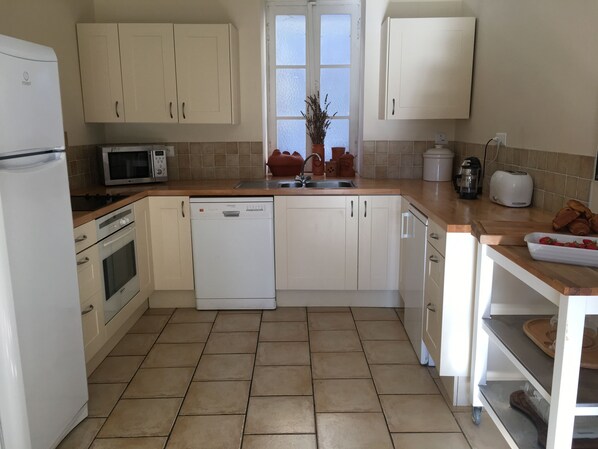 A kitchen with white cabinets, a microwave, a dishwasher, and a sink. - Riverside House with pool, 4 bedrooms, 3 bathrooms, spacious with all ammenities (Mauzac-Et-Grand-Castang)