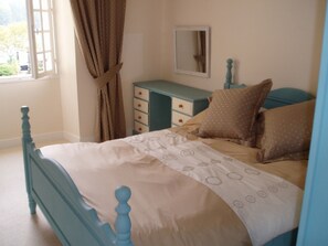 4 bedrooms, desk, iron/ironing board, free WiFi