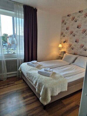 Habitación básica doble | Cortinas opacas, tabla de planchar con plancha, wifi gratis