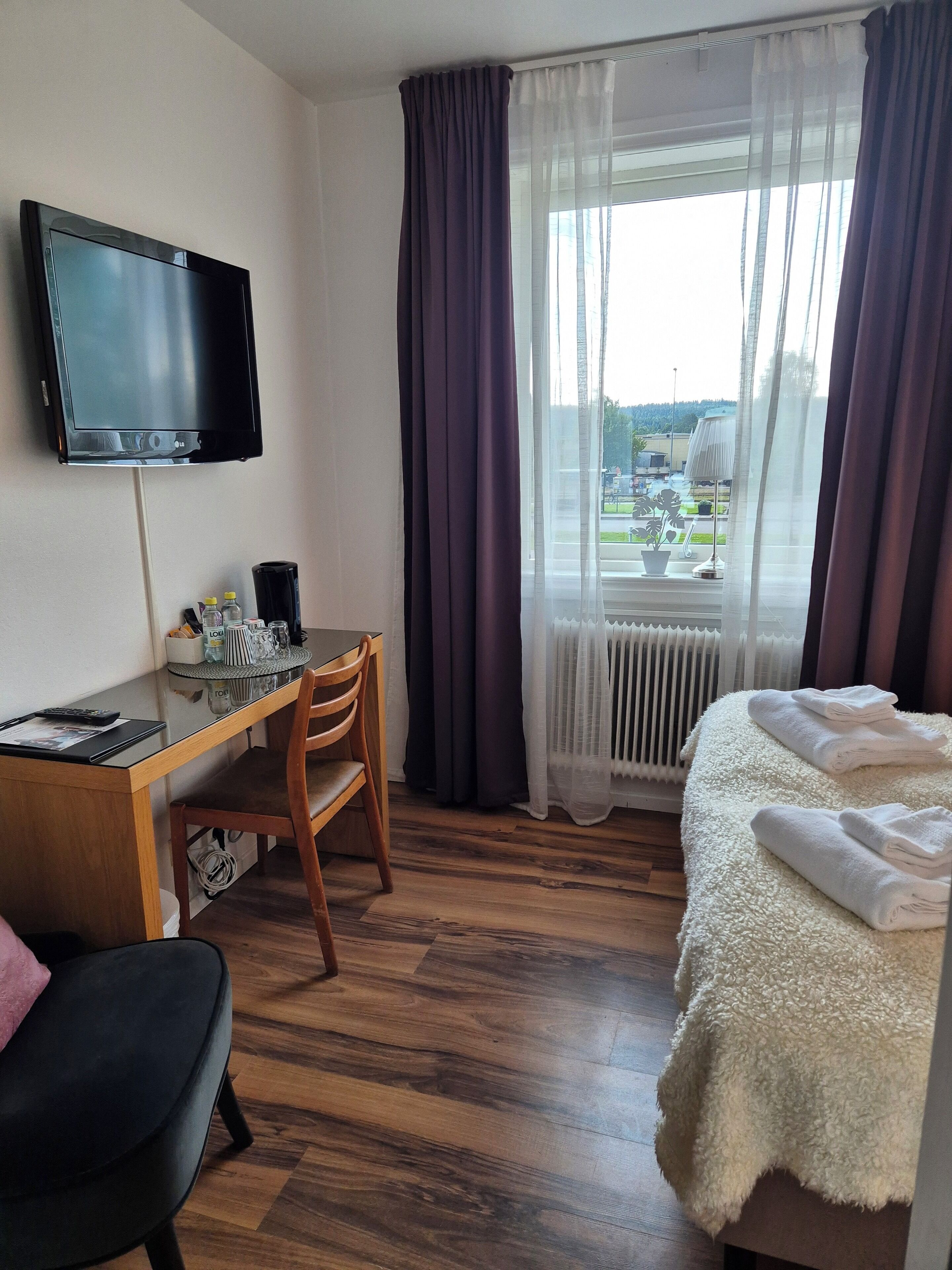 2 bedrooms, blackout curtains, iron/ironing board, free wifi