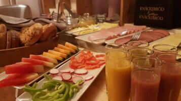Free daily buffet breakfast