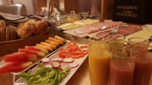 A breakfast buffet with various foods and drinks. - Smålandsstenar hotell (Smalandsstenar)