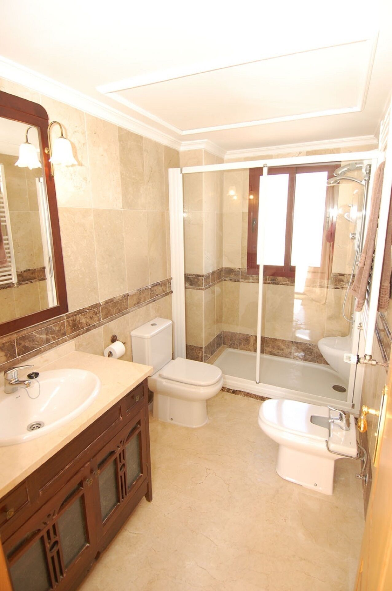Ensemble douche/baignoire, baignoire à jets, sèche-cheveux, bidet