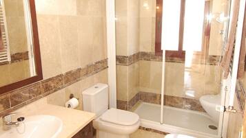 Ensemble douche/baignoire, baignoire à jets, sèche-cheveux, bidet