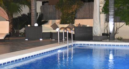 Costa Del Sol. Belle villa de quatre chambres avec vue imprenable et piscine privée