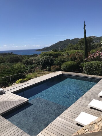 vue mer , terrasses et  piscine chauffée 