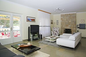 TV connectée, cheminée, lecteur de DVD, vidéothÚque