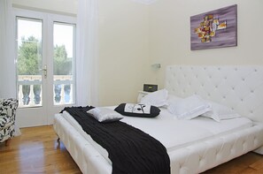 4 Schlafzimmer, Zimmersafe, Schreibtisch, Bügeleisen/Bügelbrett