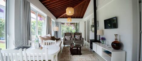 تلفزيون ذكي، مدفأة، كرة قدم الطاولة، تنس طاولة