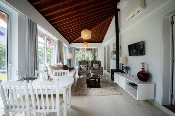 TV connectée, cheminée, baby-foot, table de tennis de table