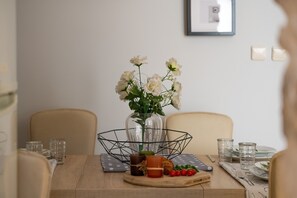 Dining - Apartment is in center of Pula, just next to amphitheater- close to all events!! (Pula)