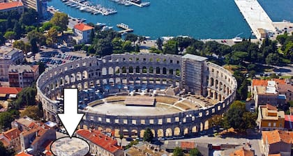 L'appartement est au centre de Pula, juste à cÎté de l'amphithéùtre, proche de tous les événements!