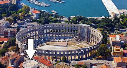 L'appartement est au centre de Pula, juste à côté de l'amphithéâtre, proche de tous les événements!