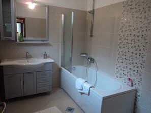 Ensemble baignoire-douche, séchoir à cheveux, bidet, serviettes fournies