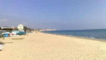 Una spiaggia nelle vicinanze