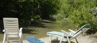 Alter: Hus med hage, omgitt av natur som er praktisk mot sjøen