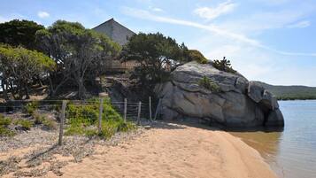 Plage, chaises longues