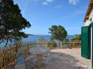 Terrace/patio - In Pianottoli-Caldarello, bonifacio stone villa, feet in the water (Pianottoli-Caldarello)