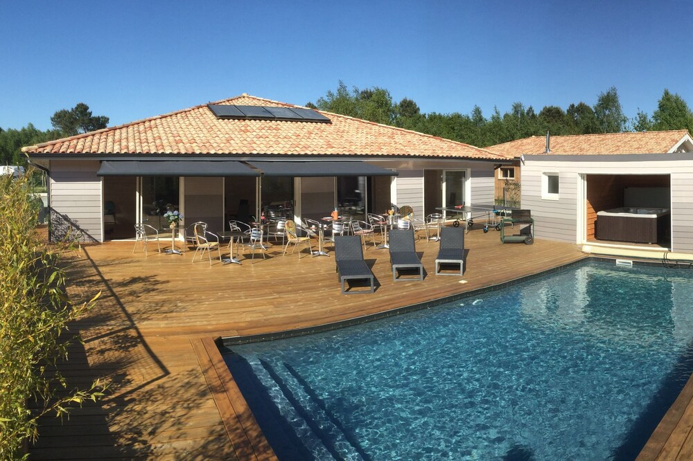 Beautiful 300 m² house with heated swimming pool and spa Close to the ocean
