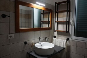 Douche, sèche-cheveux, bidet