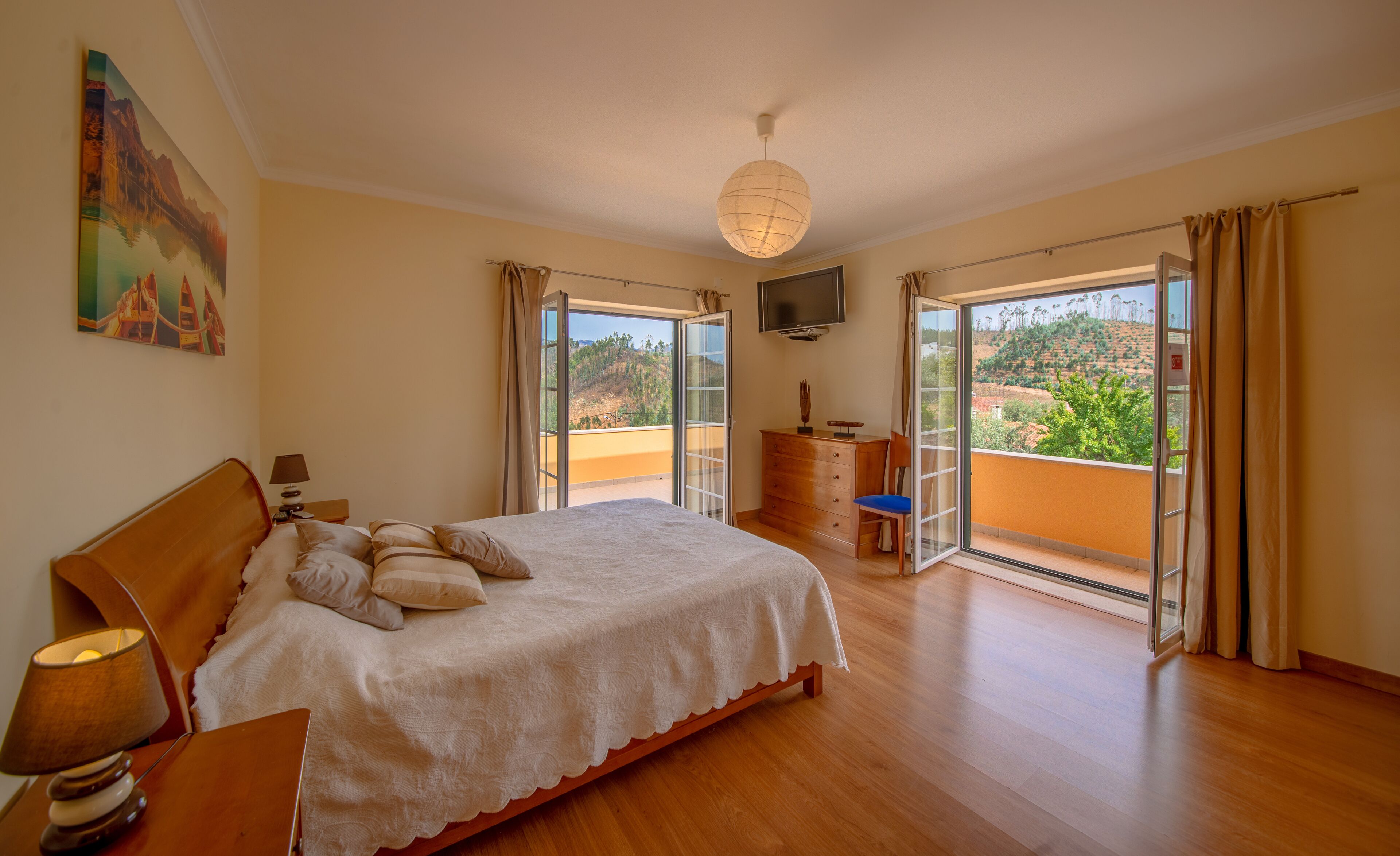 3 quartos, ferros/tábuas de passar roupa, Wi-Fi, roupa de cama