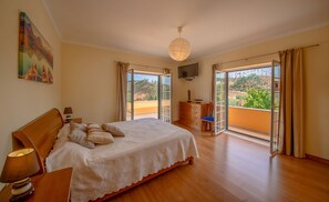 3 chambres, fer et planche à repasser, Wi-Fi, literie fournie