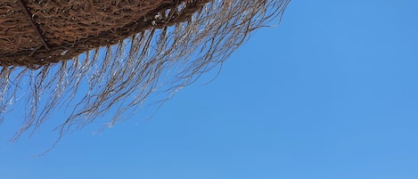 Nära stranden, solstolar och strandhanddukar