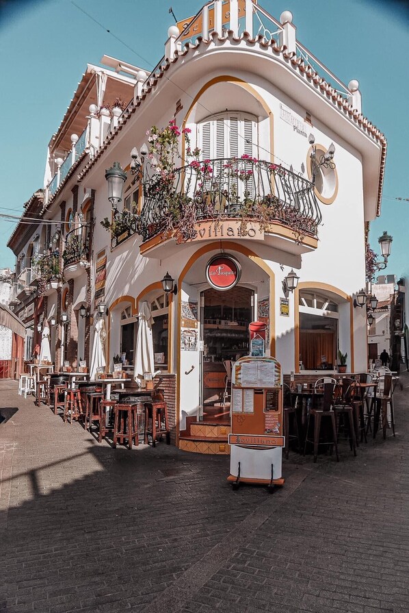 Outdoor dining - Stylish Townhouse in Parador Nerja – Rooftop, Pools & Steps from the Beach (Nerja)