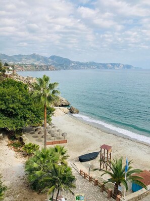 Beach nearby, sun-loungers, beach towels