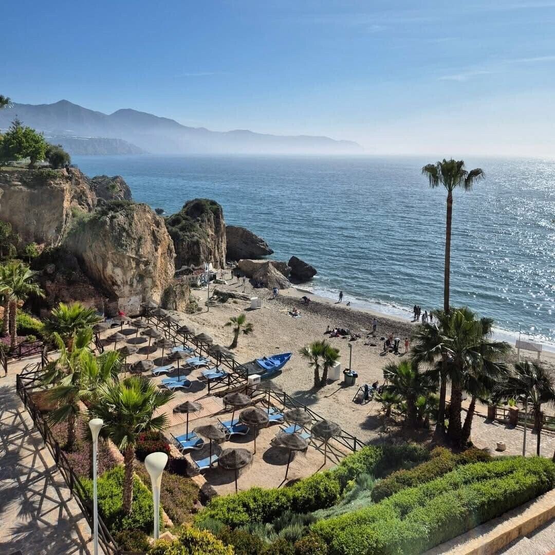 Plage à proximité, chaises longues, serviettes de plage