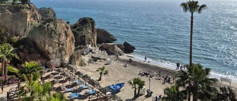 Plage à proximité, chaises longues, serviettes de plage