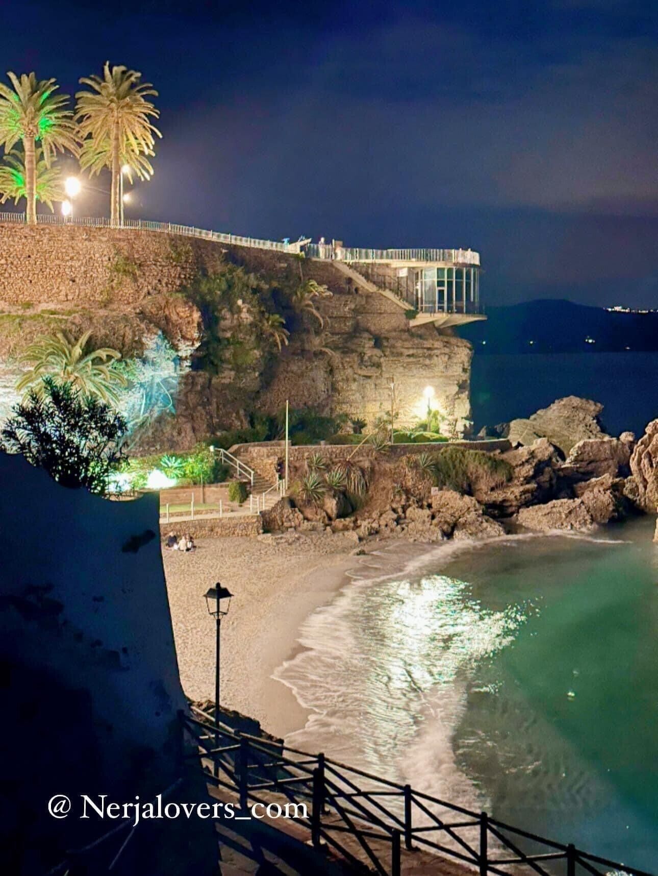 Una playa cerca, sillas reclinables de playa, toallas de playa