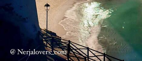 Vlak bij het strand, ligstoelen, strandlakens