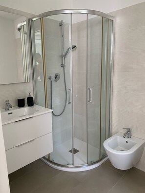 Douche, séchoir à cheveux, bidet, serviettes fournies