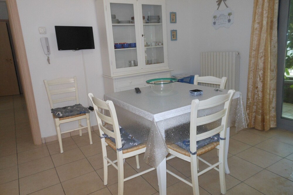Practical and welcoming three-room apartment 50 m from the beach.