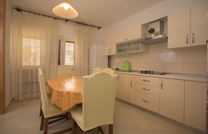 Departamento (Slonic) | Cocina privada | Refrigerador, microondas, horno y parrilla de estufa 