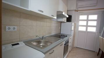 Apartamento (Ribica) | Cocina privada | Frigorífico, microondas (previa solicitud), horno y placa de cocina