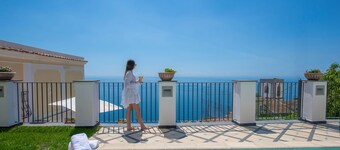 Ancient villa with fantastic sea view and swimming pool just a few minutes from Positano
